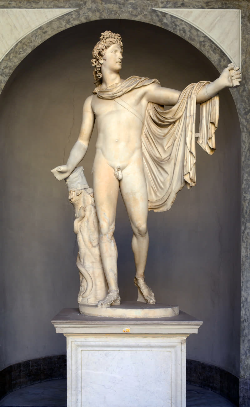 Apolo de pé no nicho, o manto caído do ombro esquerdo e o braço estendido: a mão que segurava o arco está vazia. Cópia romana em mármore de um bronze grego perdido, Museu Pio-Clementino, Museus do Vaticano.