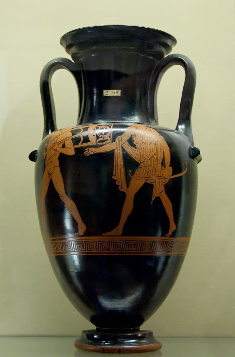 Héracles foge carregando o trípode de Delfos e Apolo, de arco na mão, vem atrás para retomá-lo. Ânfora de pescoço ática de figuras vermelhas, ca. 470–450 a.C.; achada em Nola, Campânia. British Museum, Londres (E 318).