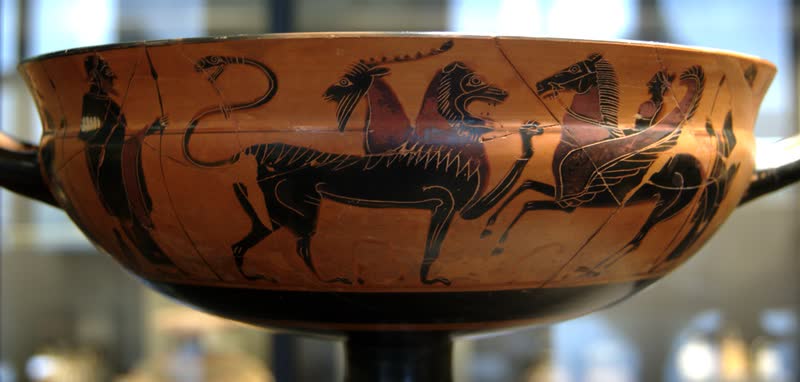 Belerofonte, montado em Pégaso, investe contra a Quimera — corpo de leão, cabeça de cabra saindo do dorso, cauda que termina em serpente. Lado A de uma taça siana ática de figuras negras, ca. 575–550 a.C., atribuída ao Pintor de Heidelberg; achada em Câmiros, Rodes. Musée du Louvre, Paris (A 478).