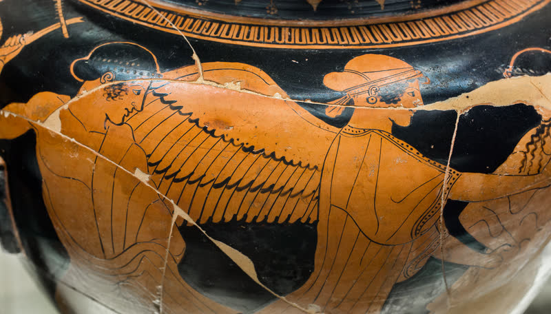 Eos, de asa aberta, avança sobre Titono e o segura pelo ombro enquanto ele se volta para trás. Estâmnos ático de figuras vermelhas, ca. 470 a.C., assinado por Hermonax. Museo Archeologico Nazionale, Florença (3995).