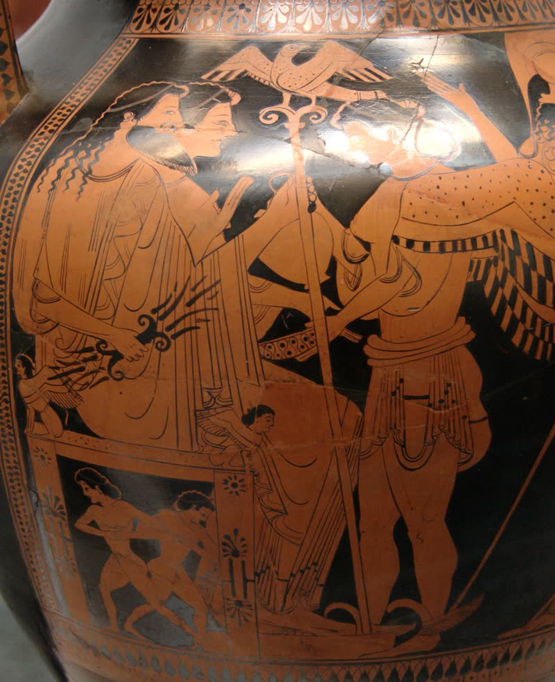 Conselho dos deuses no Olimpo: Zeus e Hera entronizados e Íris, de asas abertas, servindo-os. Detalhe do lado A de uma ânfora de bojo ática de figuras vermelhas, ca. 500 a.C., atribuída ao Pintor de Nicóxeno. Staatliche Antikensammlungen, Munique (2304).