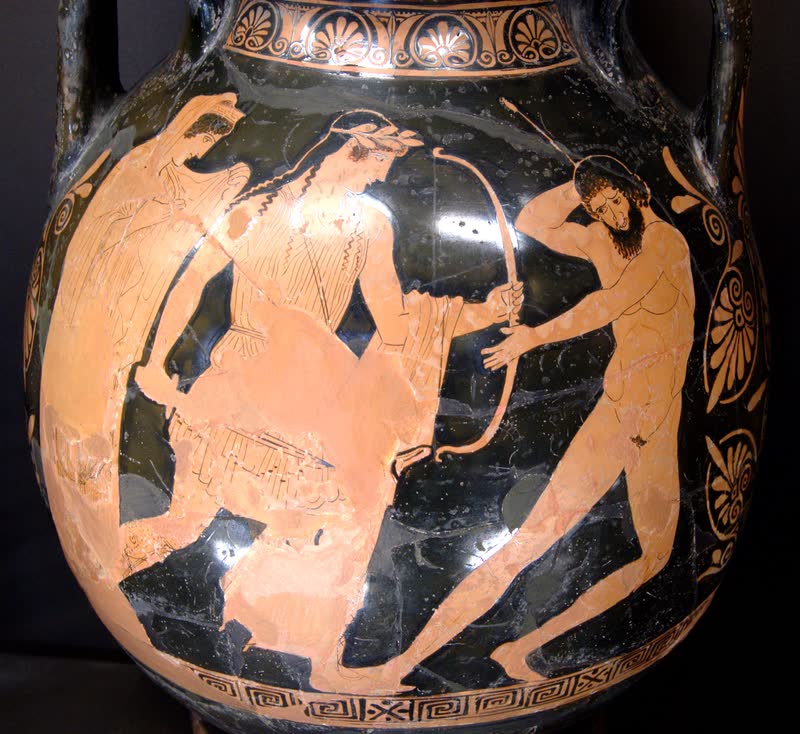 Apolo dispara suas flechas contra Tício, o gigante que tentou violentar Leto; a mãe foge à esquerda, para trás do filho. Lado A de uma pélice ática de figuras vermelhas, ca. 450–440 a.C., atribuída a Polignoto. Musée du Louvre, Paris (G 375).