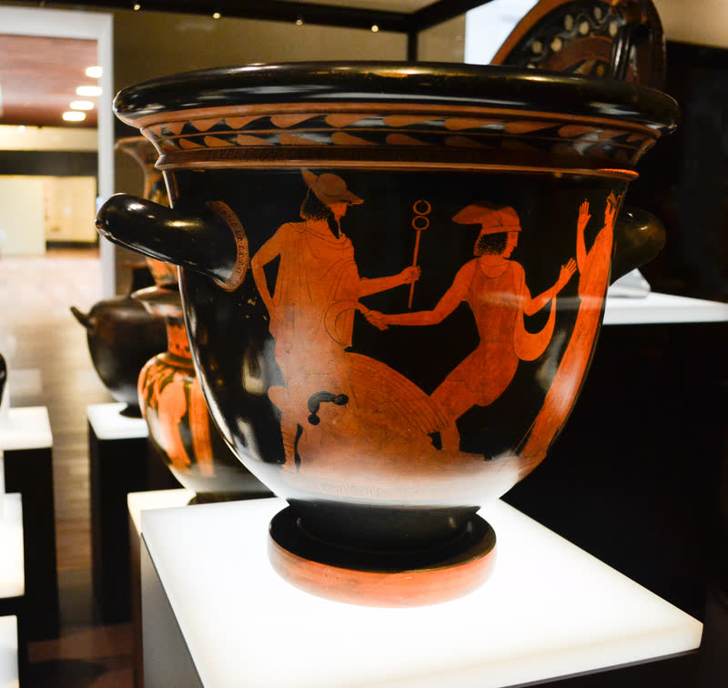 Perseu avança de faca em punho para decapitar Medusa, que dorme a seus pés; atrás dela, Hermes de pétaso e cadúceu. Cratera de sino ática de figuras vermelhas, 460–450 a.C., do Pintor de Villa Giulia; achada em Cápua. Museo Arqueológico Nacional, Madri (inv. 11010).