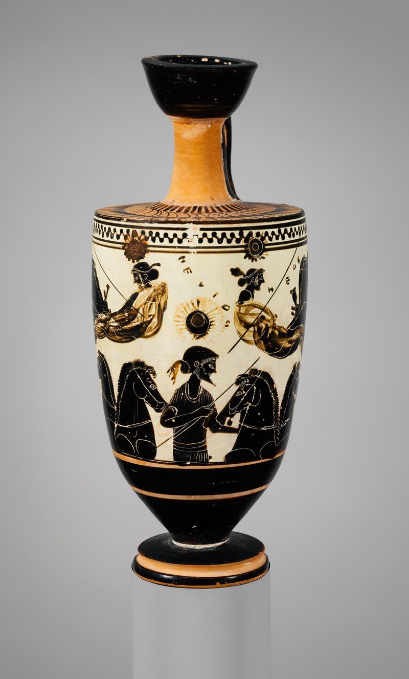 Hélio sobe no carro de quatro cavalos entre o disco do sol; acima dele, Nix (a Noite) vai embora para a esquerda e Eos (a Aurora) avança para a direita. Lécito ático de figuras negras, ca. 500 a.C., atribuído ao Pintor de Safo. Metropolitan Museum of Art, Nova York (41.162.29).