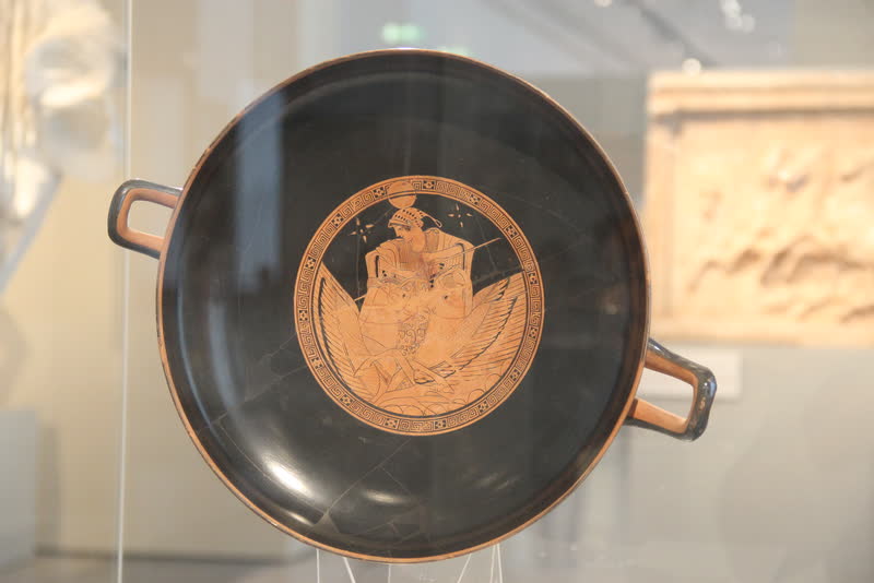 Selene conduz o carro puxado por dois cavalos alados, com o disco da lua atrás da cabeça. Tondo de cálice ático de figuras vermelhas, ca. 490 a.C., atribuído a Brígos; achado em Vulci. Antikensammlung · Altes Museum, Berlim.
