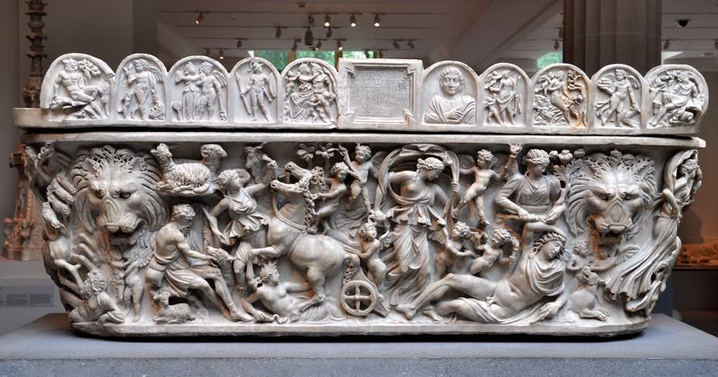 Selene chega em seu carro puxado por cavalos, no meio do relevo, e Endimião dorme reclinado à direita, entre erotes e as máscaras de leão das extremidades. Sarcófago romano em mármore, ca. 200–220 d.C. Metropolitan Museum of Art, Nova York.